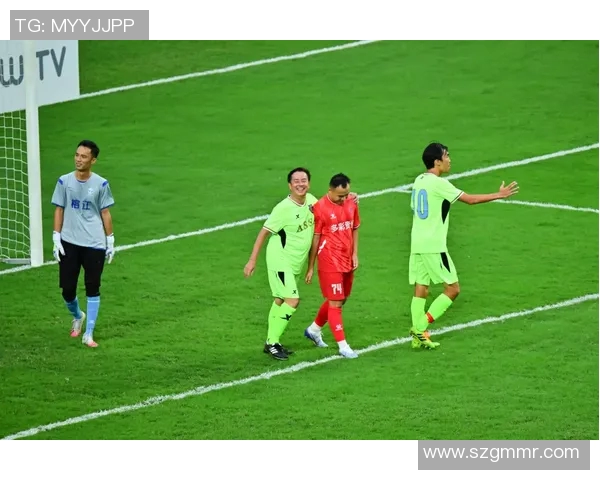 足球明星亲自设计比赛手套助力球队争冠展现个性与风格 足球明星亲自设计比赛手套助力球队争冠展现个性与风格